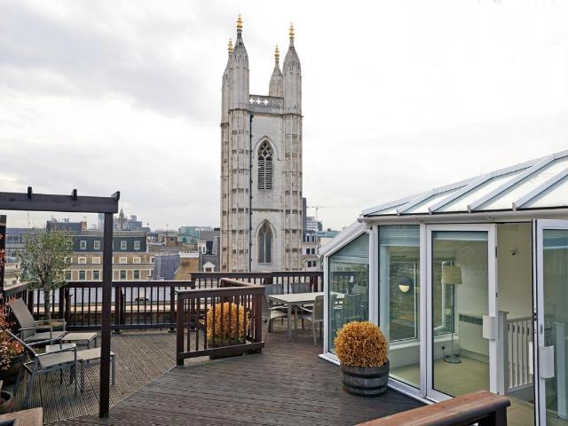 Luxurious Penthouse with Roof Terrace and Outstanding Views over the City of London Two Bedroom Serviced Apartment