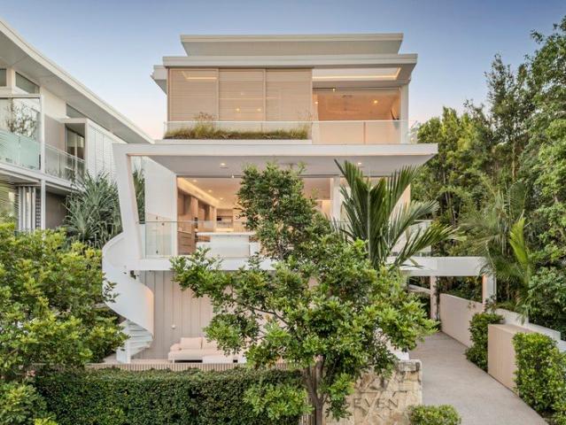 Luxurious Retreat Steps from Gympie Terrace and the Noosa River