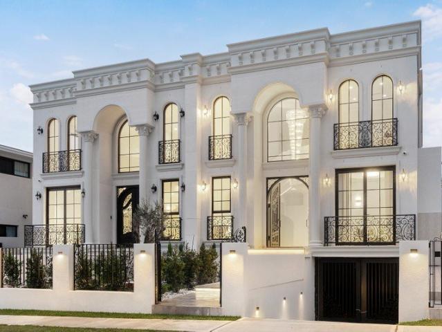 Luxurious residence with city vistas