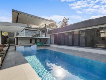 LUXURIOUS RESORT STYLE WATERFRONT LIVING