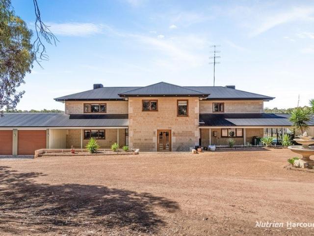 LUXURIOUS RURAL LIVING