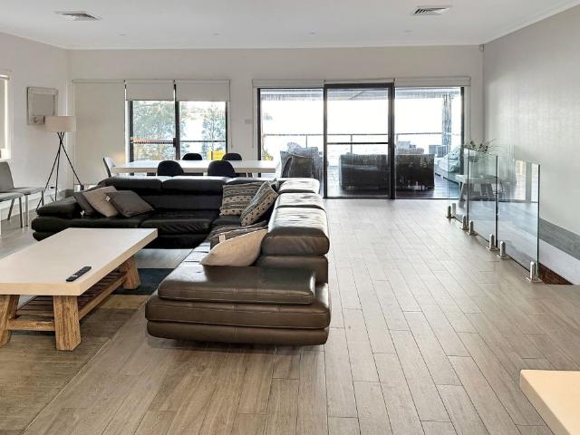 LUXURIOUS WATERFRONT HOUSE