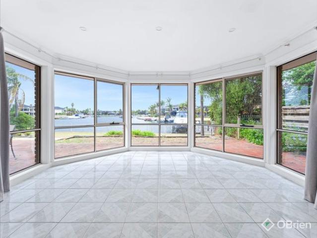Luxurious Waterfront Living with boat mooring!