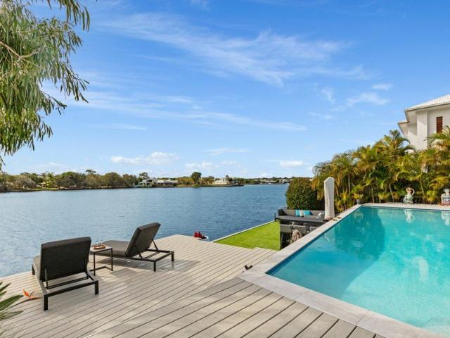 Luxurious Waterfront Living on prized 1,100m2 with Sweeping Views