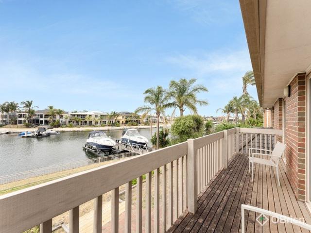 Luxurious Waterfront Living with boat mooring!