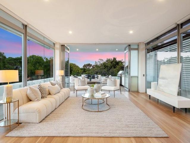 LUXURIOUS WHOLE FLOOR PENTHOUSE WITH APPROX. 300 SQM ON TITLE