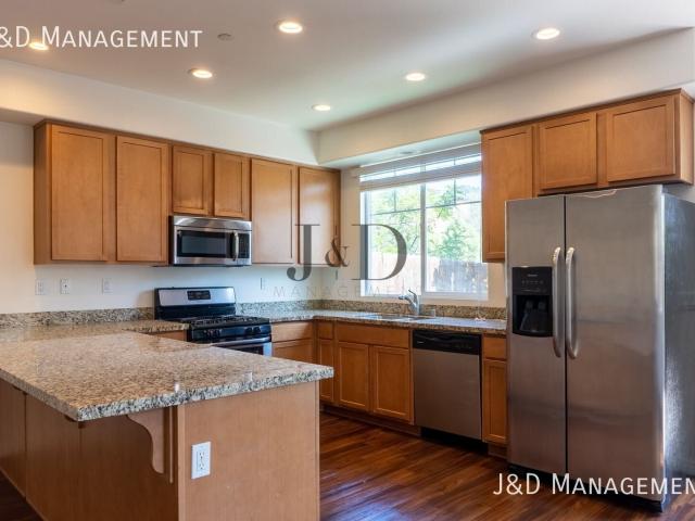 Luxurious Townhome W/2 Car Garage, Private Patio & Gated Community