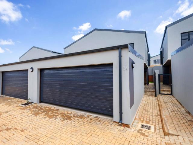 Luxurious Townhouse for Rent Prepare to be captivated by a residence that seamlessly merges comfort and convenience