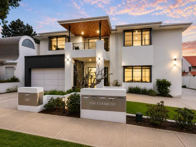 Luxurious townhouse with four bedrooms and four ensuites