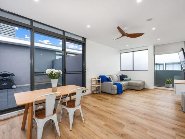 Luxurious top floor apartment in prestigious 'Bay Pavilions' complex