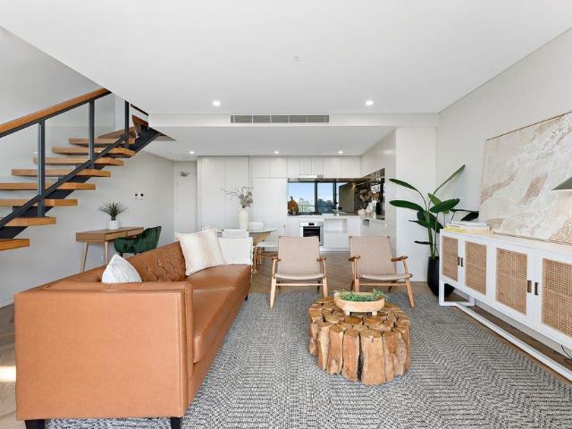 Luxurious Top Floor Split Level Living