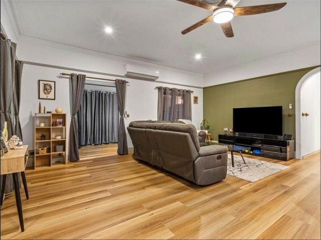Luxurious Three Bedroom with Home Office: Prime Denmark Hill Location!