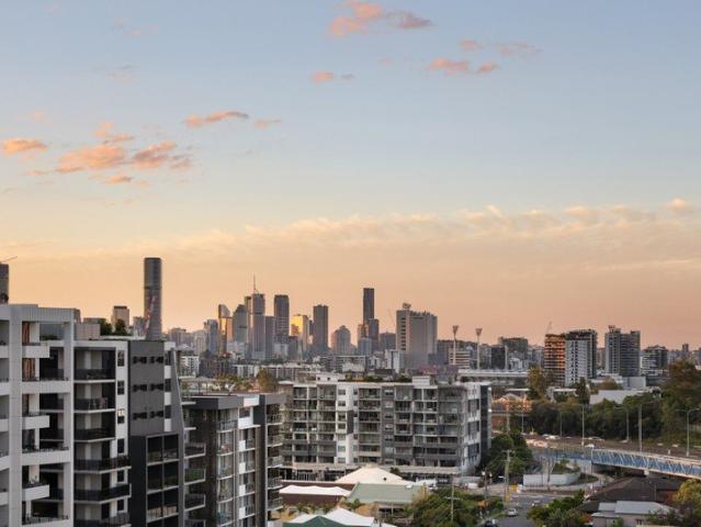 ! Luxurious Three Bedroom Apartment with High Yield Investment Potential !