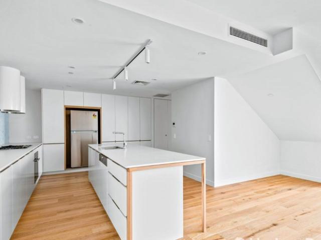 Luxurious Three Bedroom Penthouse with Panoramic Views Nest at the Hill