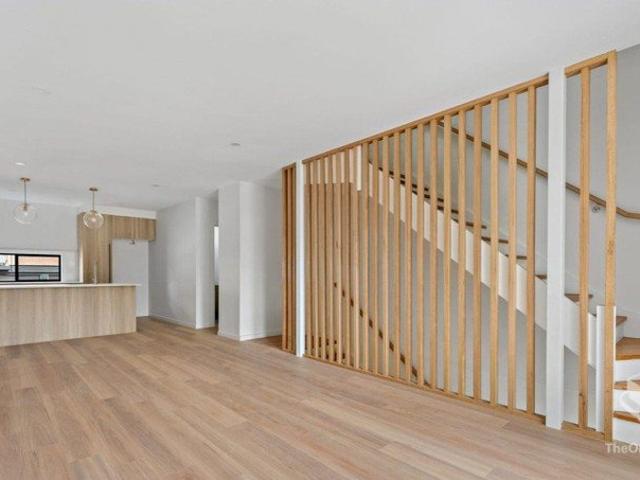 LUXURIOUS THREE LEVEL TOWNHOUSE IN A PRIME TOOWONG LOCATION ? AVAILABLE NOW!
