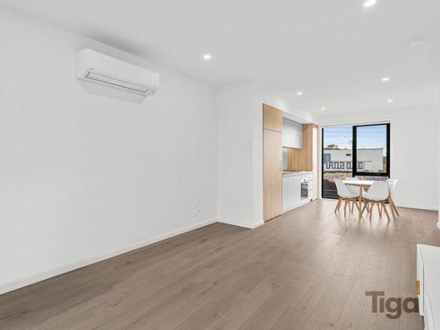 Luxurious Tri Level Living in Footscray