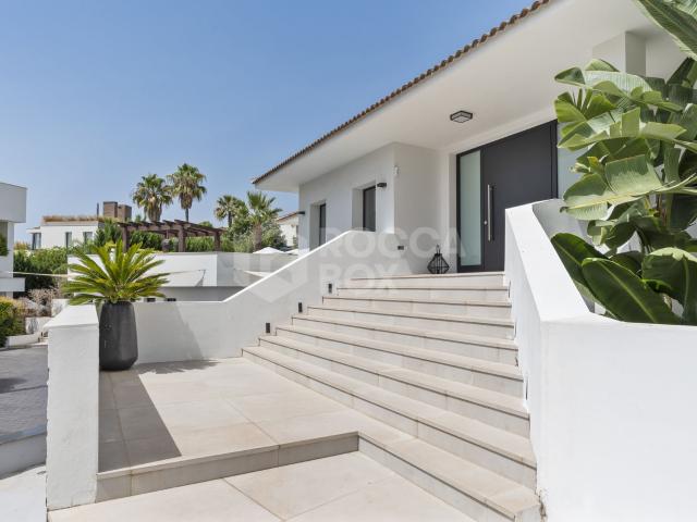 Luxurious Villa Close To The Beach
