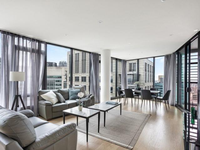 Luxurious 'York George' Sky Home with Resort Style Facilities in CBD Heart