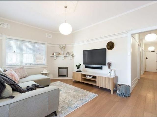 Luxuriously Appointed Art Deco Apartment in North Bondi