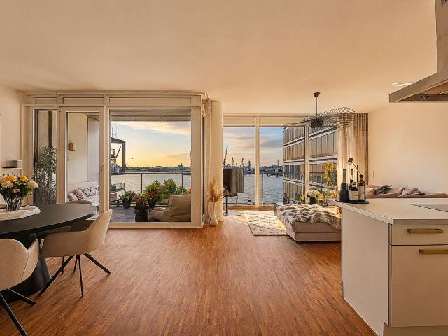 Luxuriously furnished 3 room apartment with direct Elbe and Elphi views & fully equipped home office
