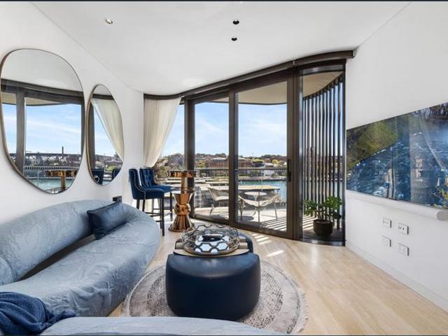 Luxuriously Furnished Apartment in Prestigious Position