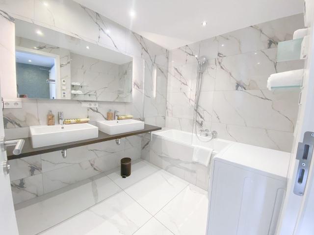 LUXURIOUSLY FURNISHED SERVICED APARTMENT – VOTIV PARK, Vienna Amsterdam Apartments for Rent