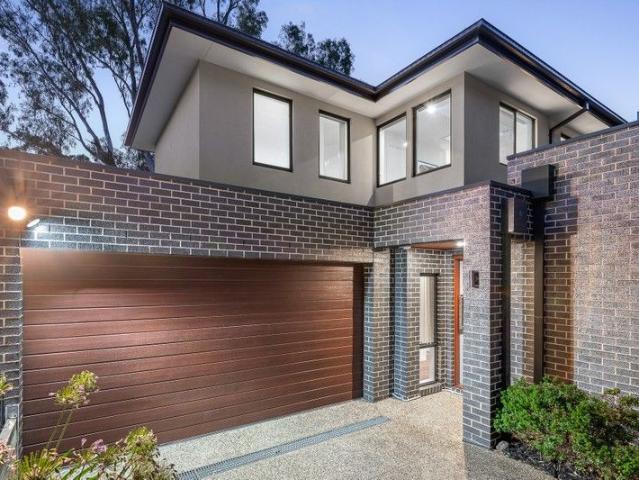 Luxuriously irresistible with direct parkland access