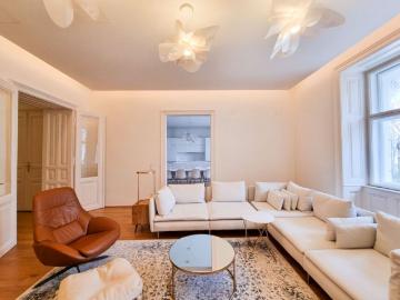 Luxuriously old building flat in magnificent old house near Servitenviertel & Lycée including garage!