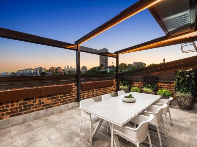 Luxuriously renovated apartment with absolute privacy and harbour bridge views