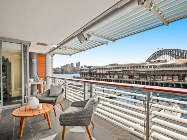 Luxuriously Renovated Harbourside Residence in Pier 6/7