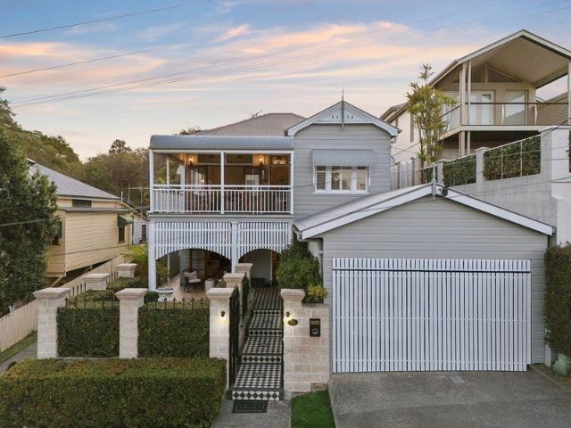 Luxuriously renovated Queenslander with city views
