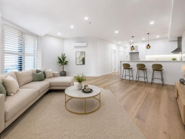 Luxuriously Renovated Three Bedroom Apartment Opposite the Royal Botanic Gardens