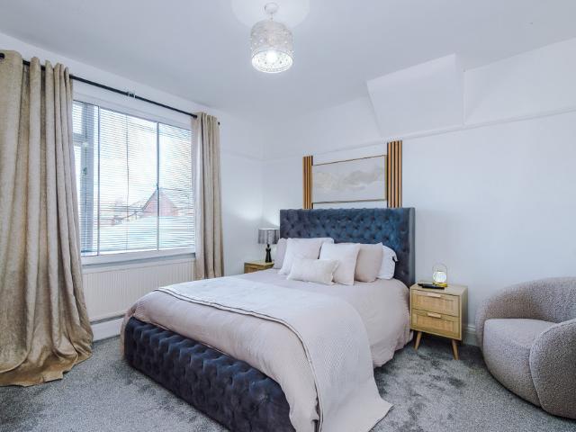 Luxury 3 Bed | Fireplace | Airport 6 Min