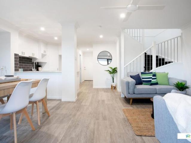 Luxury 3 bed townhouse, convenient to everything! $720 until 24/11/26 then $750 until November 2027