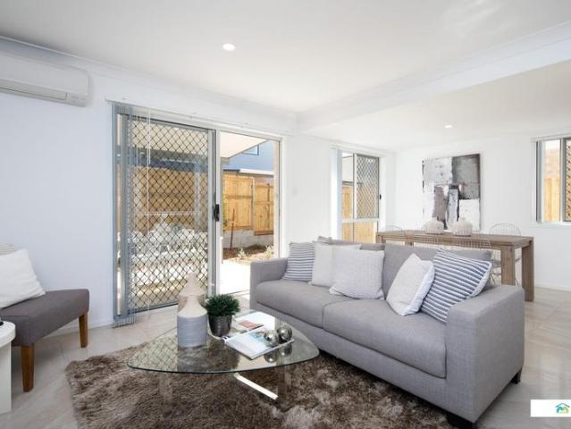 Luxury 3 bed townhouse, convenient to everything!