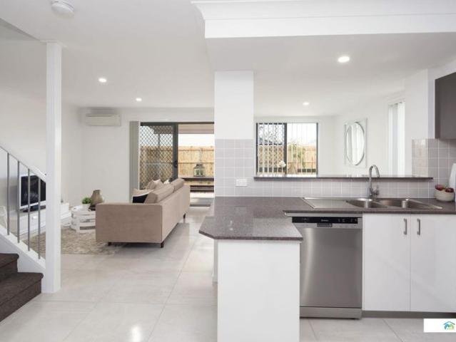 Luxury 3 bed townhouse, convenient to everything!