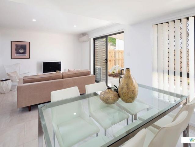 Luxury 3 bed townhouse, convenient to everything!