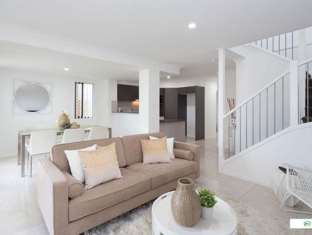 Luxury 3 bed townhouse, convenient to everything! Rent $670/wk until 2/10 then increasing to $720/wk Landlord offering 6 or 12 month terms