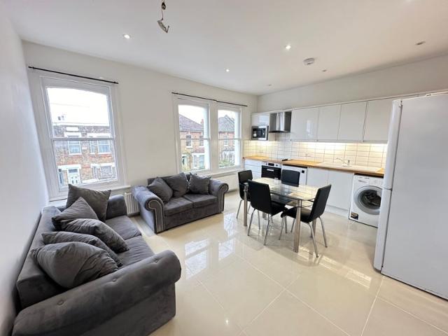 Luxury 3 Bedroom Apartmemnt Master Bed with Ensuit
