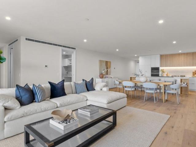 Luxury 3 Bedroom Apartment with Expansive Outlook