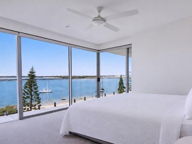 LUXURY 3 BEDROOM APARTMENT OVERLOOKING BROADWATER