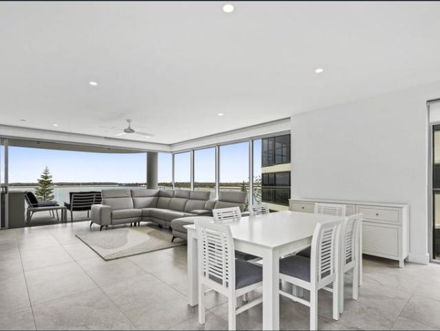 LUXURY 3 BEDROOM APARTMENT OVERLOOKING BROADWATER