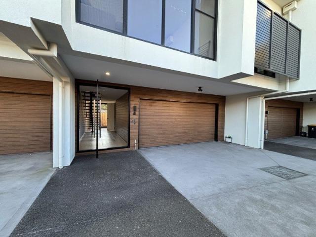 Luxury 3 Bedroom Beachside Unit in Bonbeach Furniture incuded