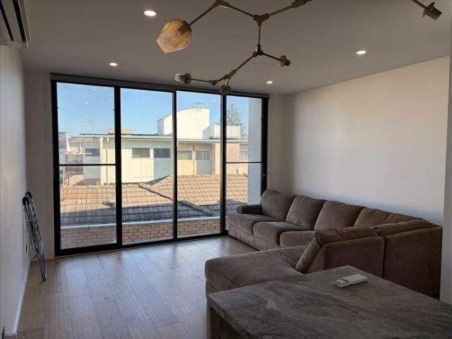 Luxury 3 Bedroom Beachside Unit in Bonbeach Furniture incuded