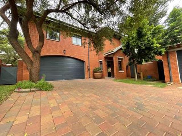 luxury 3 bedroom town house, 17 spar.
