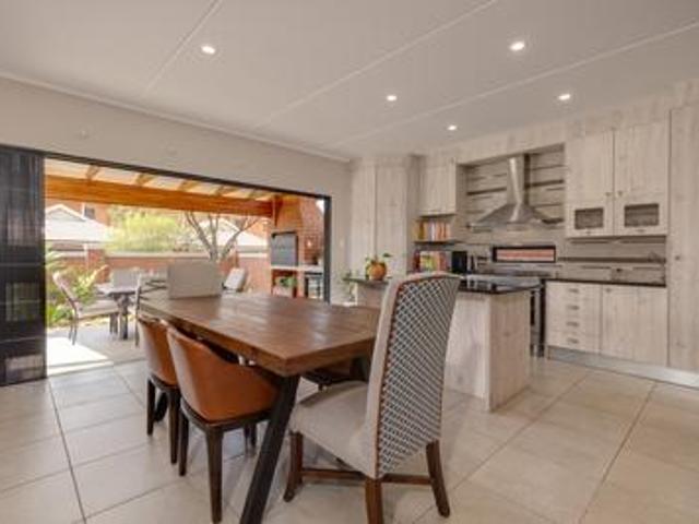 luxury 3 bedroom town house, sparrow.