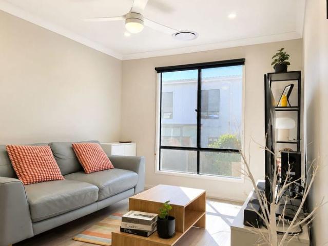 Luxury 3 Bedroom Townhouse with Ducted Air Conditioning, Resort Style Pool & 1 Minute to the M5