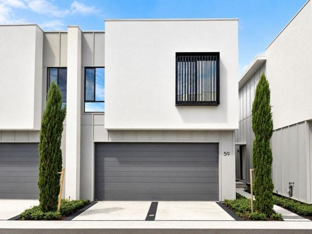 Luxury 3 Bedroom Townhouse with Ducted Air Conditioning, Resort Style Pool & 1 Minute to the M5