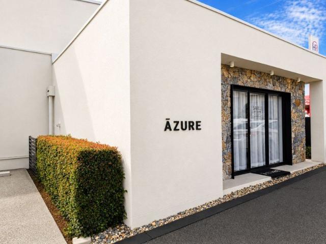 Luxury 3 Bedroom Townhouse with Ducted Air Conditioning, Resort Style Pool & 1 Minute to the M5