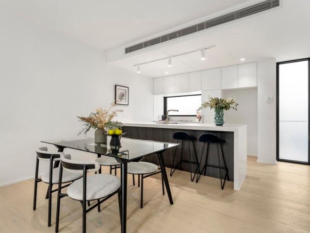 Luxury 3 Bedroom Townhouse in Hawthorn Move In Today